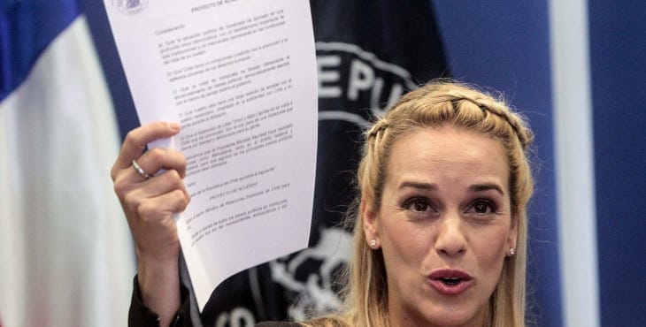 CH07. VALPARAÍSO (CHILE), 14/04/2015. Lilian Tintori, esposa del líder venezolano encarcelado Leopoldo López, muestra hoy 14 de abril de 2015, el proyecto de acuerdo (protesta formal) aprobado por el Congreso chileno en Valparaíso (Chile).Tintori busca respaldo contra el gobierno de Nicolás Maduro en Venezuela y denuncia la crisis política que se vive en su país. EFE/MARTÍN CONTRERAS
